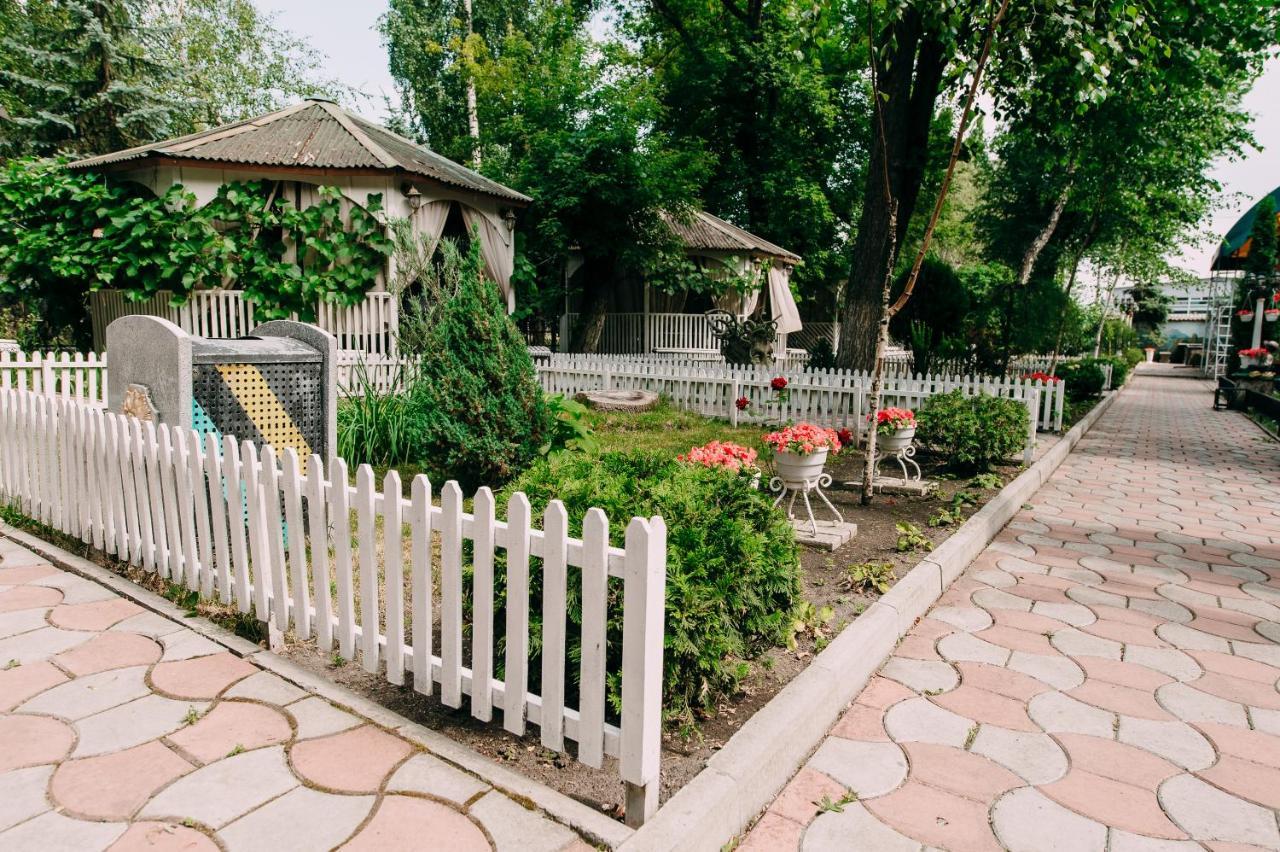 Urartu Hotel Kharkov Ngoại thất bức ảnh